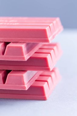 Parmak Ruby çikolata Bar yakut kakao çekirdeği yaptı. Yeni boyut çikolata tatlılar.