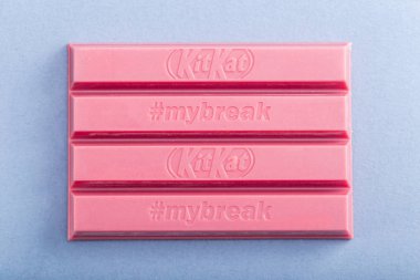 Varşova, Polonya - 20 Ekim 2018: Kitkat Ruby kakao çekirdekleri, Nestle. 4 parmak yakut çikolata Bar.