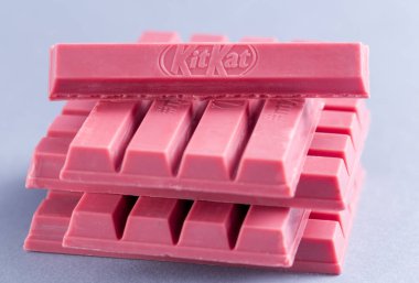 Varşova, Polonya - 20 Ekim 2018: Kitkat Ruby kakao çekirdekleri, Nestle. 4 parmak yakut çikolata Bar.