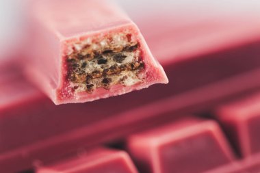 Parmak Ruby çikolata Bar yakut kakao çekirdeği yaptı. Yeni boyut çikolata tatlılar.