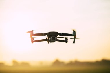 Mavic 2 gün batımı sırasında uçan Pro gibi robot.