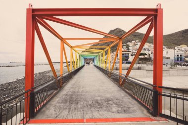 Tenerife adasında çelik köprü gökkuşağı renkli.