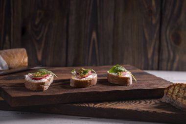 Bruschetta veya crostini gibi taze ve gevrek İtalyan snack.