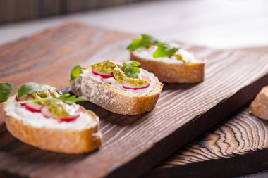 Bruschetta veya crostini gibi taze ve gevrek İtalyan snack.