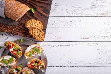 Bruschetta veya crostini gibi taze ve gevrek İtalyan snack.
