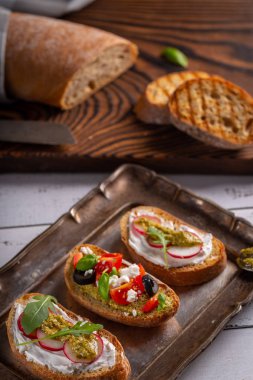 Bruschetta veya crostini gibi taze ve gevrek İtalyan snack.