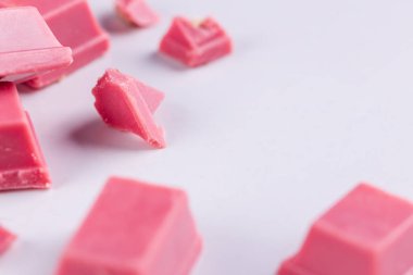 Parmak Ruby çikolata Bar yakut kakao çekirdeği yaptı. Yeni boyut çikolata tatlılar.
