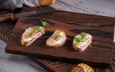 Bruschetta veya crostini gibi taze ve gevrek İtalyan snack.