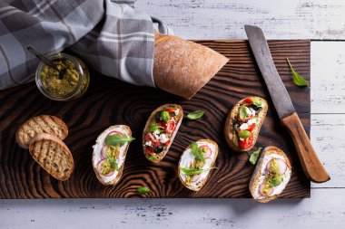 Bruschetta veya crostini gibi taze ve gevrek İtalyan snack.