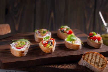 Bruschetta veya crostini gibi taze ve gevrek İtalyan snack.