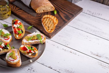 Bruschetta veya crostini gibi taze ve gevrek İtalyan snack.