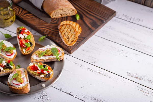 Bruschetta veya crostini gibi taze ve gevrek İtalyan snack.