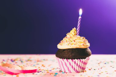 Pembe ve mor zemin üzerine tek mum ile Doğum günü kek.