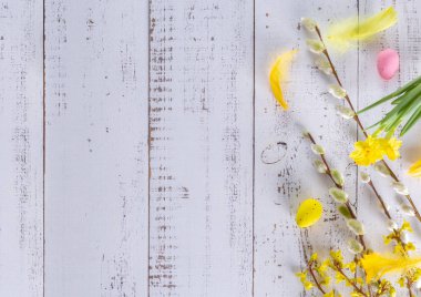 Paskalya düz arka plan bahar çiçek, willow ve Paskalya yumurtalarını bırakmak.