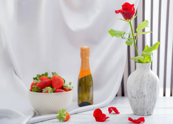 Red Rose Strawberries Champagne Celebration Women Holidays Anniversaries — Stock Photo, Image