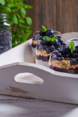 Yaban mersini, yulaf ve taze reçel ile chia puding Hafif tatlı, ince cam servis. 