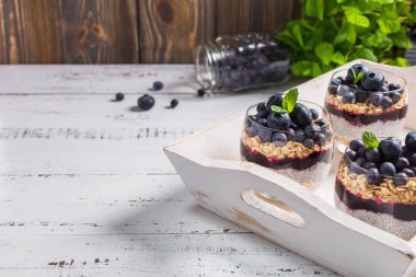 Yaban mersini, yulaf ve taze reçel ile chia puding Hafif tatlı, ince cam servis. 