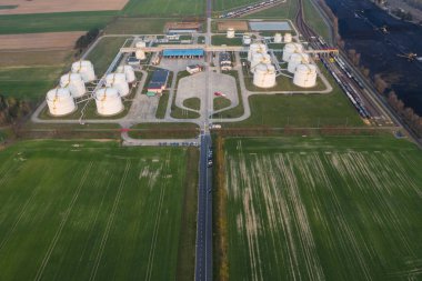 Rafineriler petrol büyük tanklar ve tren transfer istasyonu havadan görünümü.