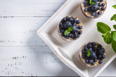 Yaban mersini, yulaf ve taze reçel ile chia puding Hafif tatlı, ince cam servis. 