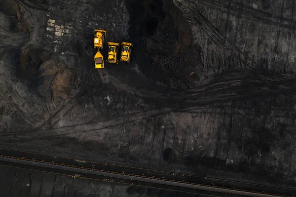 Kömür Deposunda Sarı Ekskavatörler Yukarıdan Aşağıya Görünümü — Stok fotoğraf