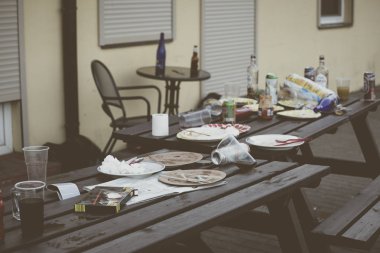 Barbekü gibi açık hava partisinden sonra Mess.