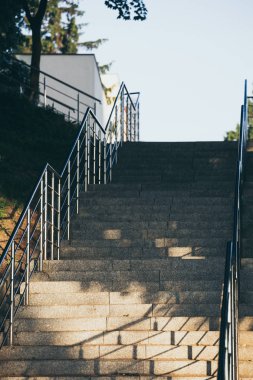 Paslanmaz çelik korkuluklar ile boş beton merdivenler.