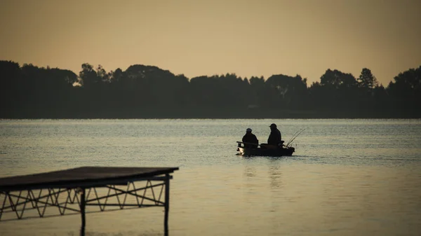 Pareja Pescadores Que Fluyen Pequeño Barco Lago Por Mañana —  Fotos de Stock