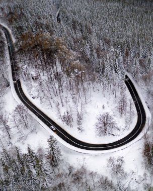 Yukarıdan görme sargılı kış yolu.