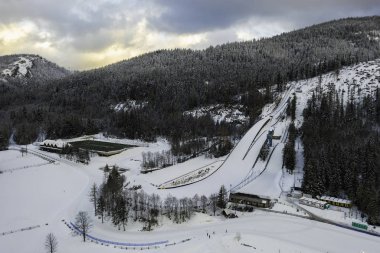 Zakopane 'de büyük bir kayak atlayışı. Adı Dev Krokiew. Stanislawa Marusarza, kış havası manzaralı..