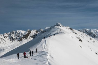 Kasprowy Wierch tepesinden kış manzarası kayak yamacında ve Swinca tepesinde.