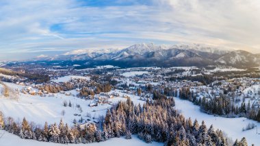 Tatra dağları ve Zakopane ile hava manzarası, Giewont Tepesi kış manzarası.