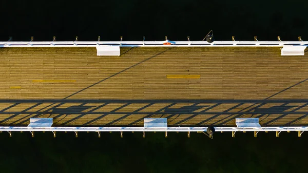 Flache Lagesicht Von Der Drohne Zum Holzsteg Mit Bänken — Stockfoto