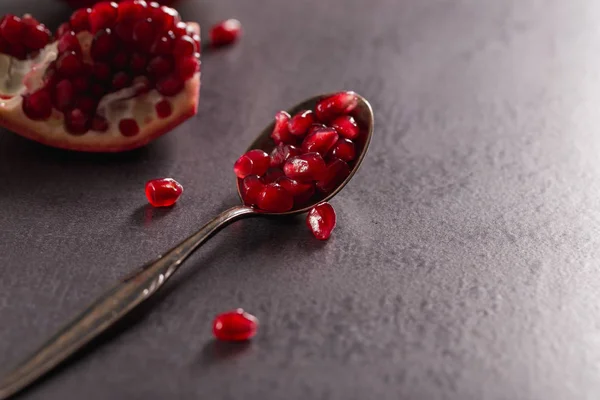 Frutas Frescas Romã Com Sementes Vermelhas Colher Cenário Escuro — Fotografia de Stock