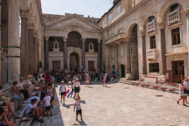 BÖLÜM, CROATIA - 30 Ağustos 2019: Hırvatistan 'ın Split kentindeki Diocletian Sarayı