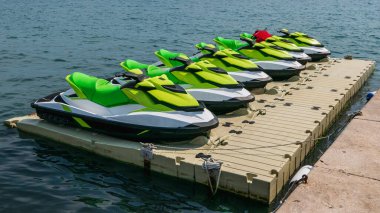 Hırvatistan 'da yüzen dubalara jet skiler kenetlendi, tatil beldesi.
