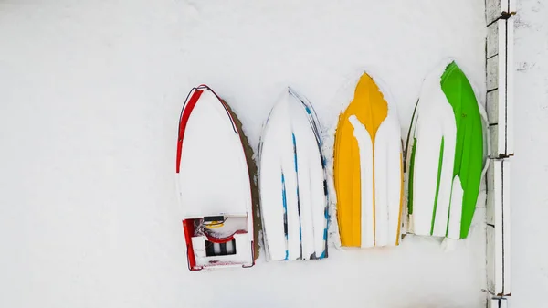 Vier Farbige Mit Neuschnee Bedeckte Boote Symbolisieren Das Ende Der — Stockfoto
