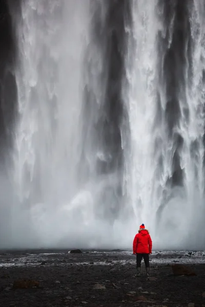 Homme Vêtu Rouge Debout Devant Mur Eau Célèbre Cascade Islandaise — Photo