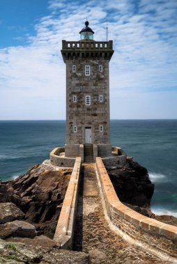Bretagne Fransa 'daki Pointe de Kermorvan deniz fenerinin uzun pozlama manzarası. Gün ışığı