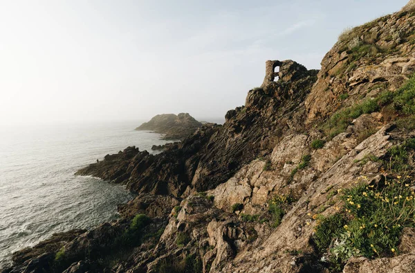 Pescador Solitario Parado Sobre Las Rocas Atardecer Pointe Grouin Bretaña — Foto de Stock