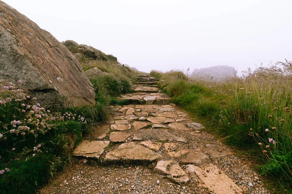 Sentiero Escursionistico Tra Grandi Rocce Con Tempo Nebbioso Bretagne Francia — Foto Stock