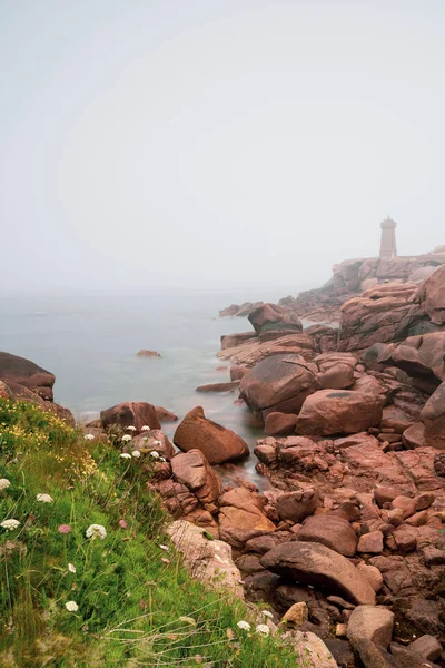 Vista Del Faro Ploumanach Por Una Noche Niebla Larga Exposición — Foto de Stock