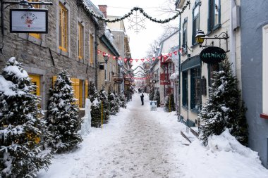 Eski Quebec şehrinde kışın sokaklar dardır. Çok kar var.
