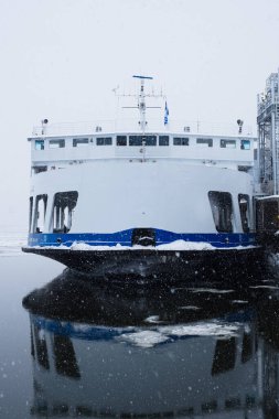 Quebec 'te kış vakti feribot. Kar ve buz. Kimse.