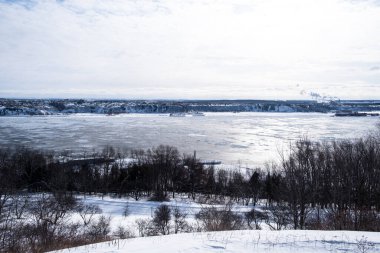 Quebec 'te kış vakti donmuş Saint Laurent nehri. Kimse.