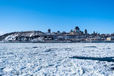 Nehirden Quebec şehri manzarası. Nehir buzla kaplı. Kimse.