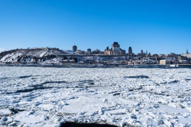 Nehirden Quebec şehri manzarası. Nehir buzla kaplı. Kimse.
