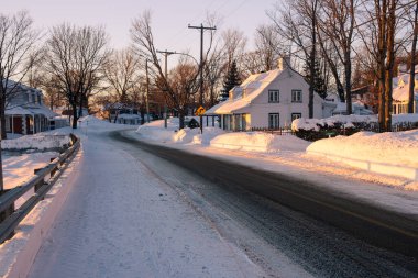 Kanada 'da Sunset' te karlı bir evde. Orlean Adası, Hiç Kimse