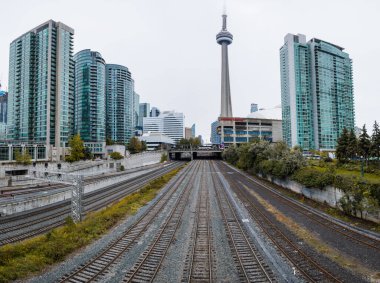 Toronto 'nun göbeğindeki tren rayları