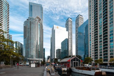 Limandan Toronto manzarası. güneş ışığı.