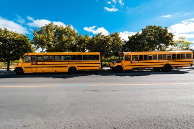 Montreal 'de sarı otobüsler. Kimse.